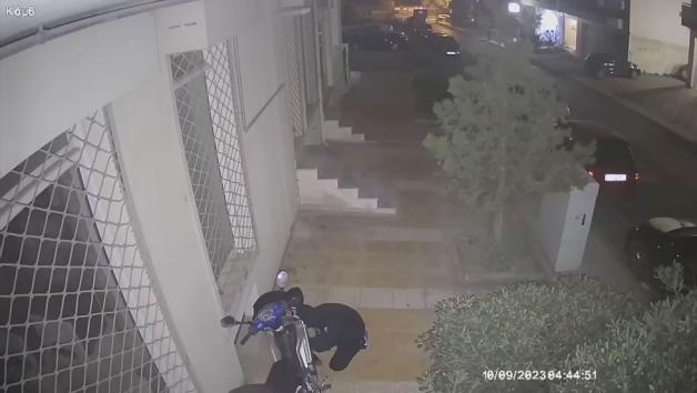 Μέσα σε 3 λεπτά έκανε φτερά - Κλοπή μοτοσυκλέτας στη Θεσσαλονίκη (Βίντεο) 
