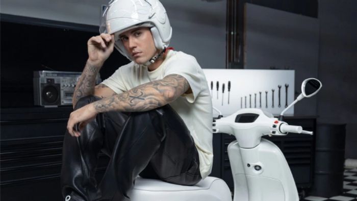 Ο Justin Bieber με την δική του δημιουργία, την Justin Bieber X Vespa.