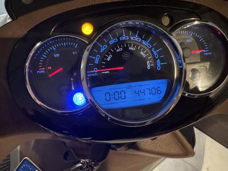 Piaggio  Beverly 300i 12