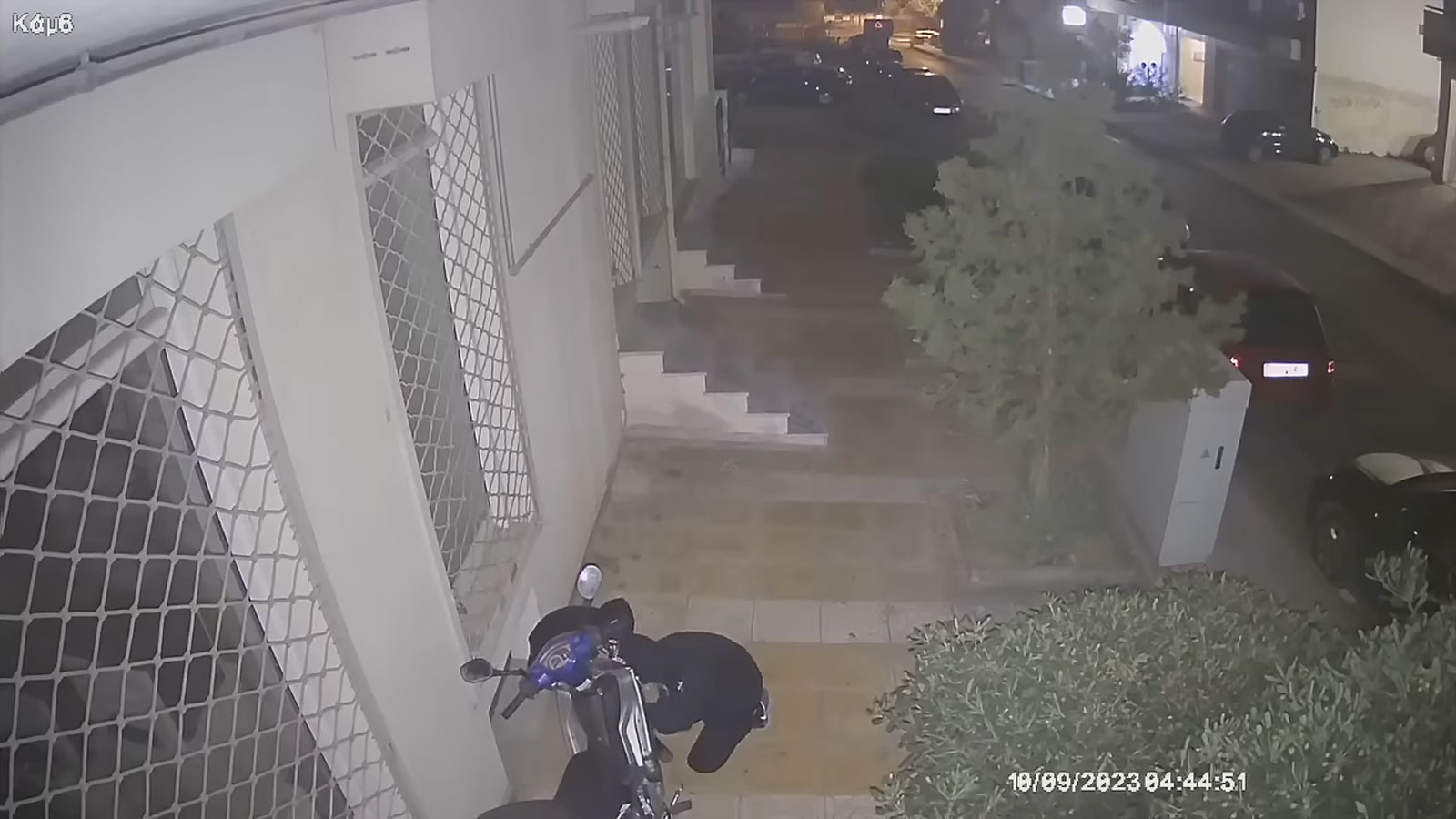 Μέσα σε 3 λεπτά έκανε φτερά - Κλοπή μοτοσυκλέτας στη Θεσσαλονίκη (Βίντεο)