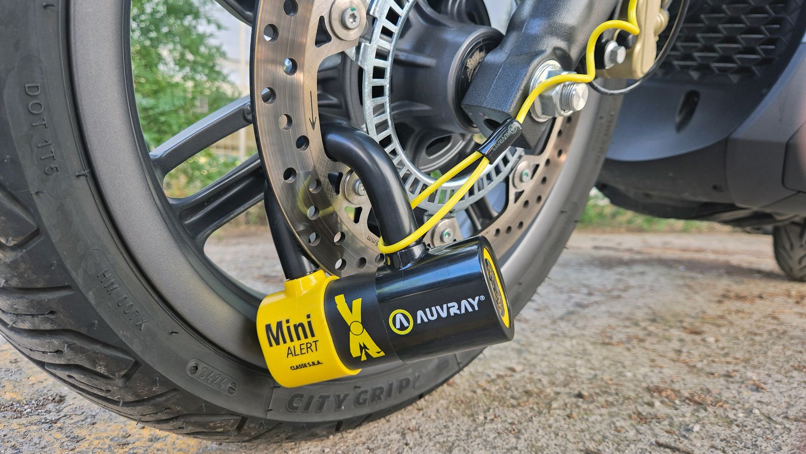 Η διαδικασία κλειδώματος είναι απλή, ενώ ο συναγερμός ενεργοποιείται αυτόματα, χωρίς να απαιτείται επιπλέον χειρισμός