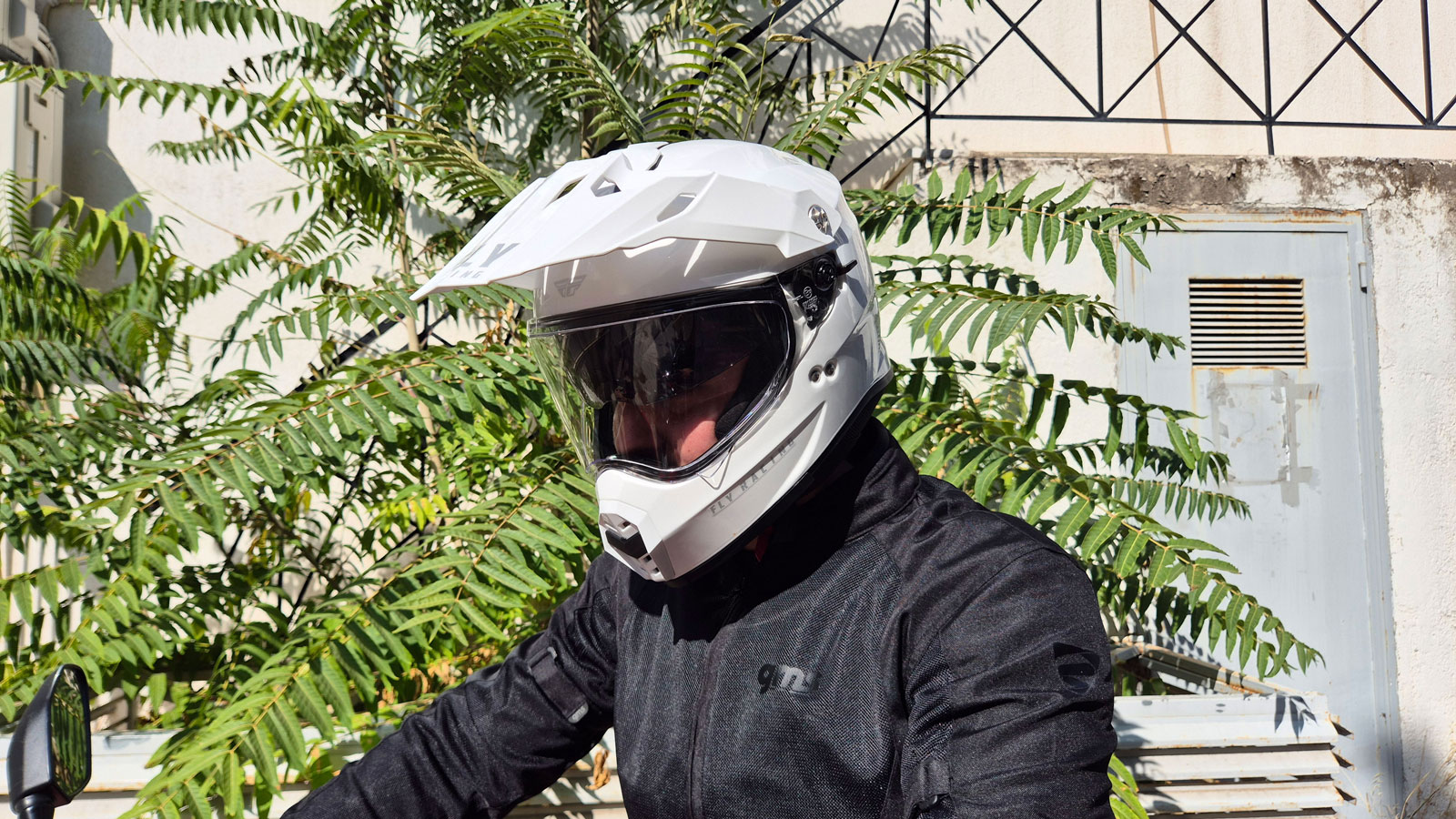 Το Adventure κράνος Fly Racing Trekker σε λευκό χρώμα, αντανακλά τις ακτίνες του ηλίου και είναι ιδανικό για τους καλοκαιρινούς μήνες.