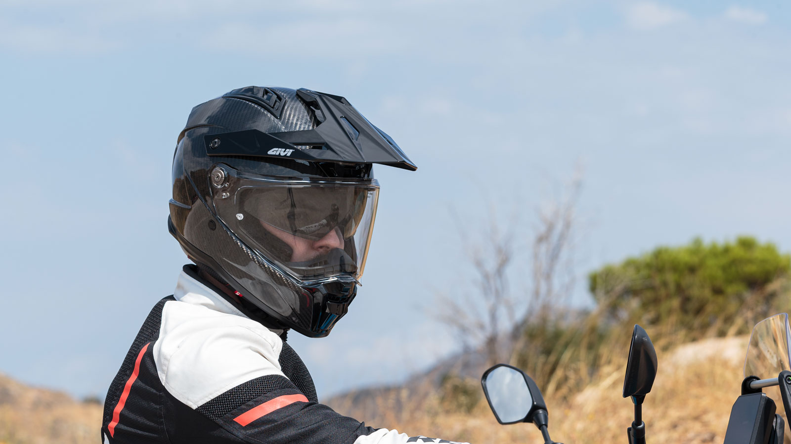 Το Adventure κράνος Givi H80.1 Carbon έχει μία πολύ όμορφη εμφάνιση και Glossy Carbon φινίρισμα.