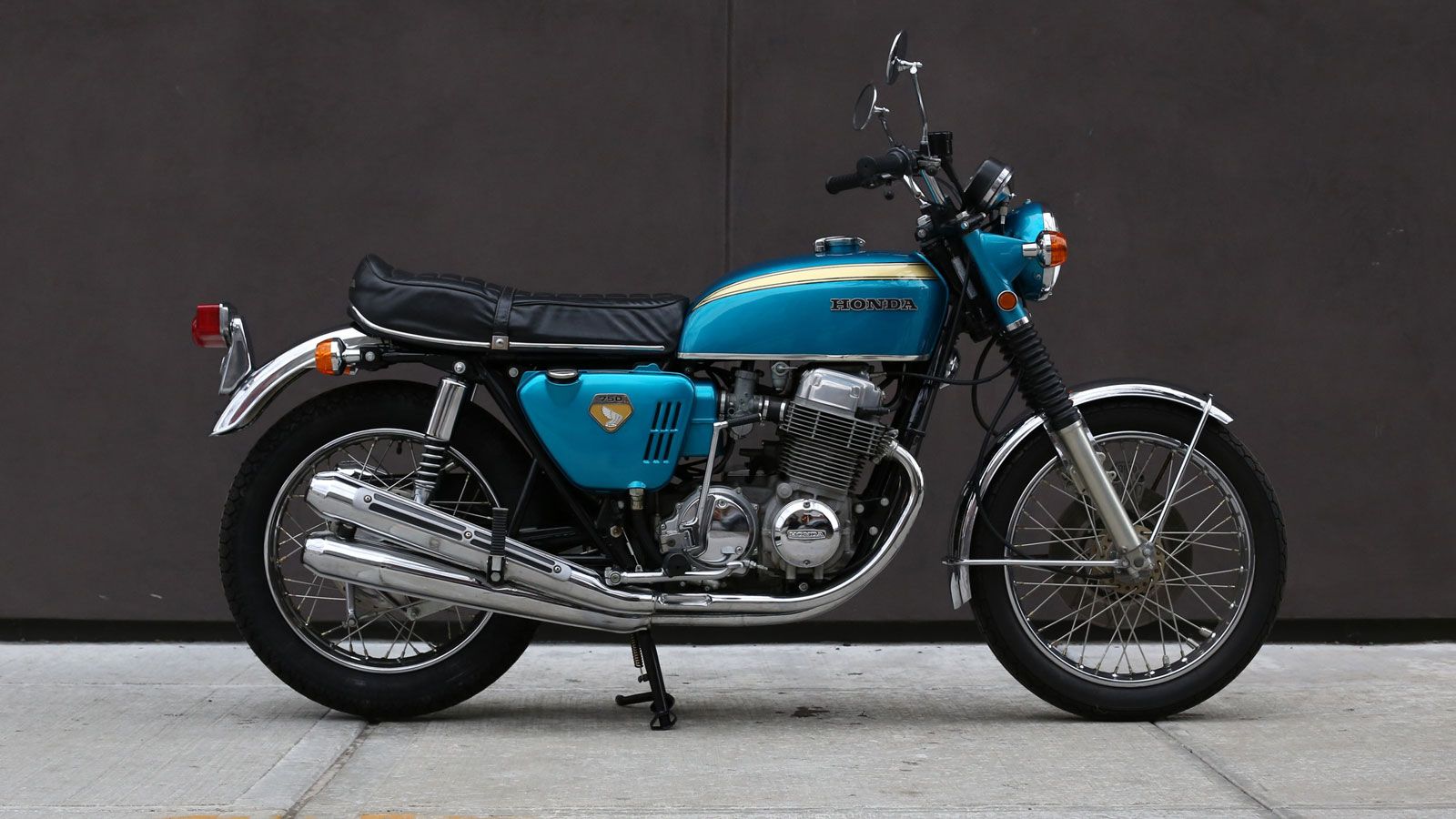 Z1100 vs CB1000 Hornet: Η σύγχρονη πράξη της ίδιας ιστορίας.