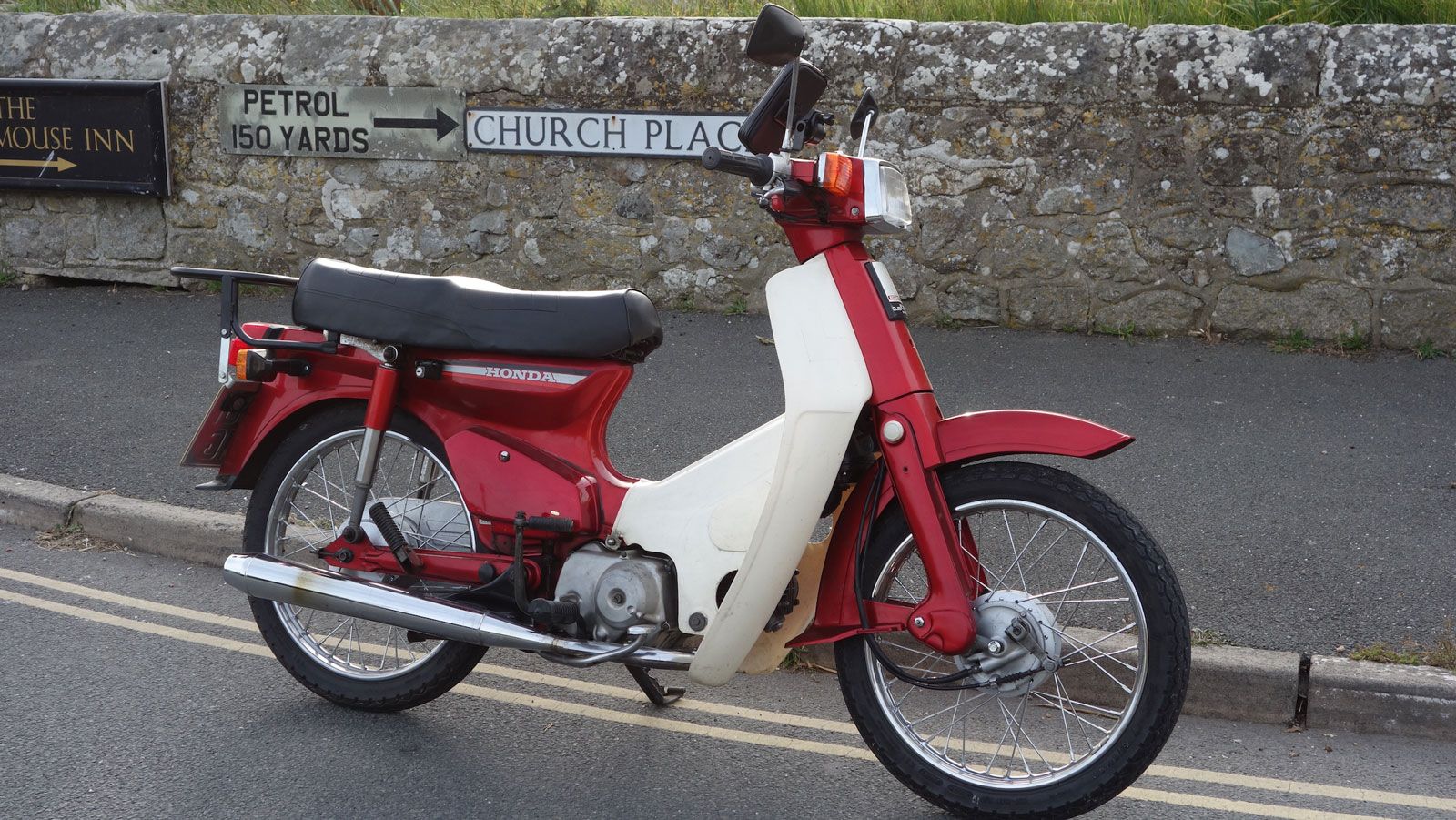 Ήταν το πρώτο «όχημα απόδρασης» για χιλιάδες Έλληνες, από τα τέλη των 80s μέχρι και σήμερα. Κι όσο κι αν αλλάξαμε εποχές, το GLX δεν μας άφησε ποτέ.