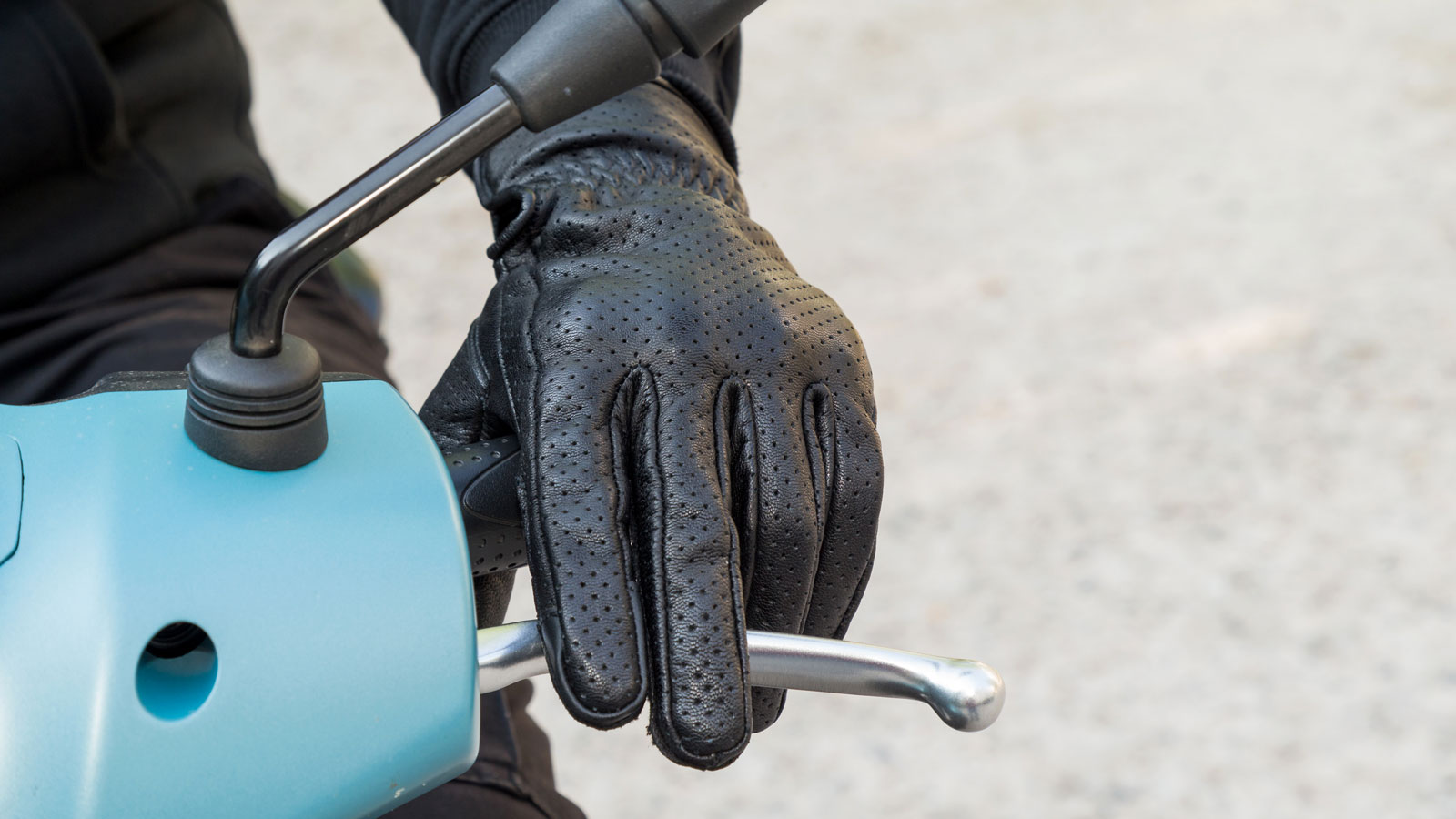 Τα καλοκαιρινά γάντια IXON RS Nizo Air, συνδυάζουν την ρετρό αισθητική και την premium αίσθηση χάρη στο δέρμα, με την ροή αέρα που θα κάνει τις καλοκα