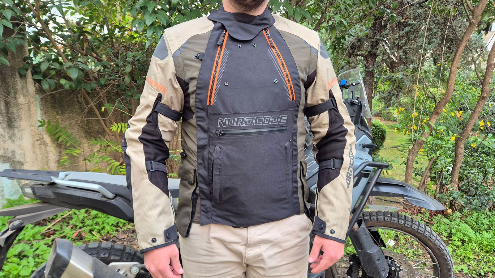 Το Nordcode Safari, είναι ένα πολυμορφικό μπουφάν 4 εποχών, ιδανικό για Adventure αναβάτες.