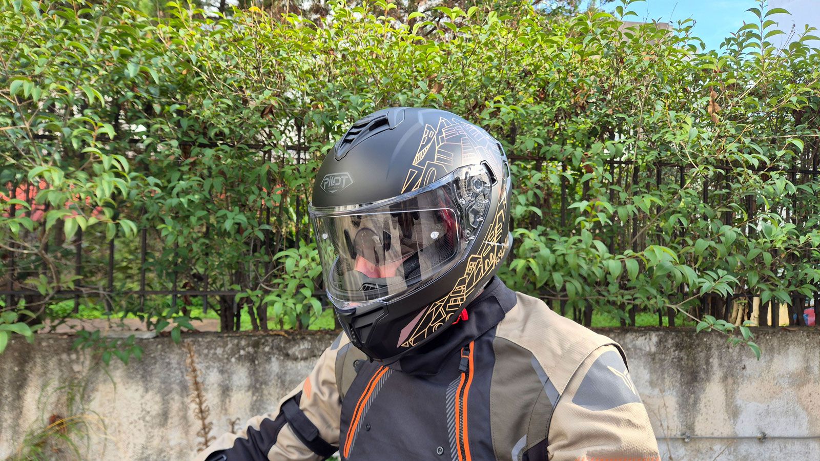 Το Pilot Corsair SV City, είναι ένα εξαιρετικό Full Face κράνος στα μόλις 120 ευρώ (110 για τις μονόχρωμες εκδόσεις.