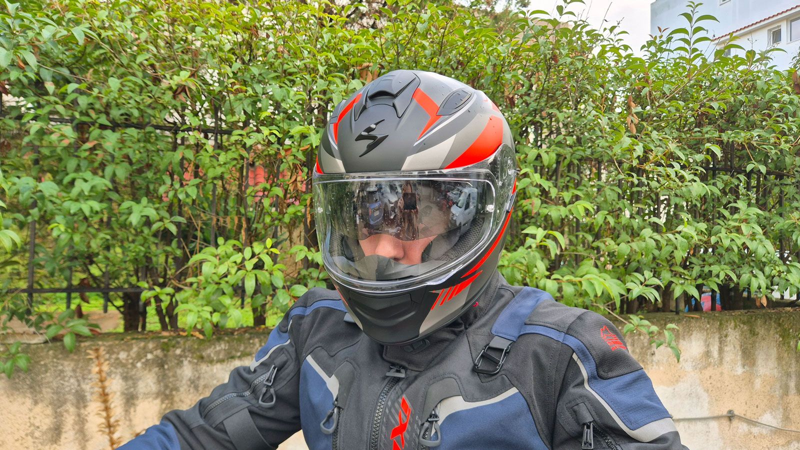 Το Scorpion-Exo 491 Abilis, είναι ένα προσιτό για τα χαρακτηριστικά του Full Face κράνος, με εσωτερική φιμέ ζελατίνα και βάρος στα 1.525 γραμμάρια.