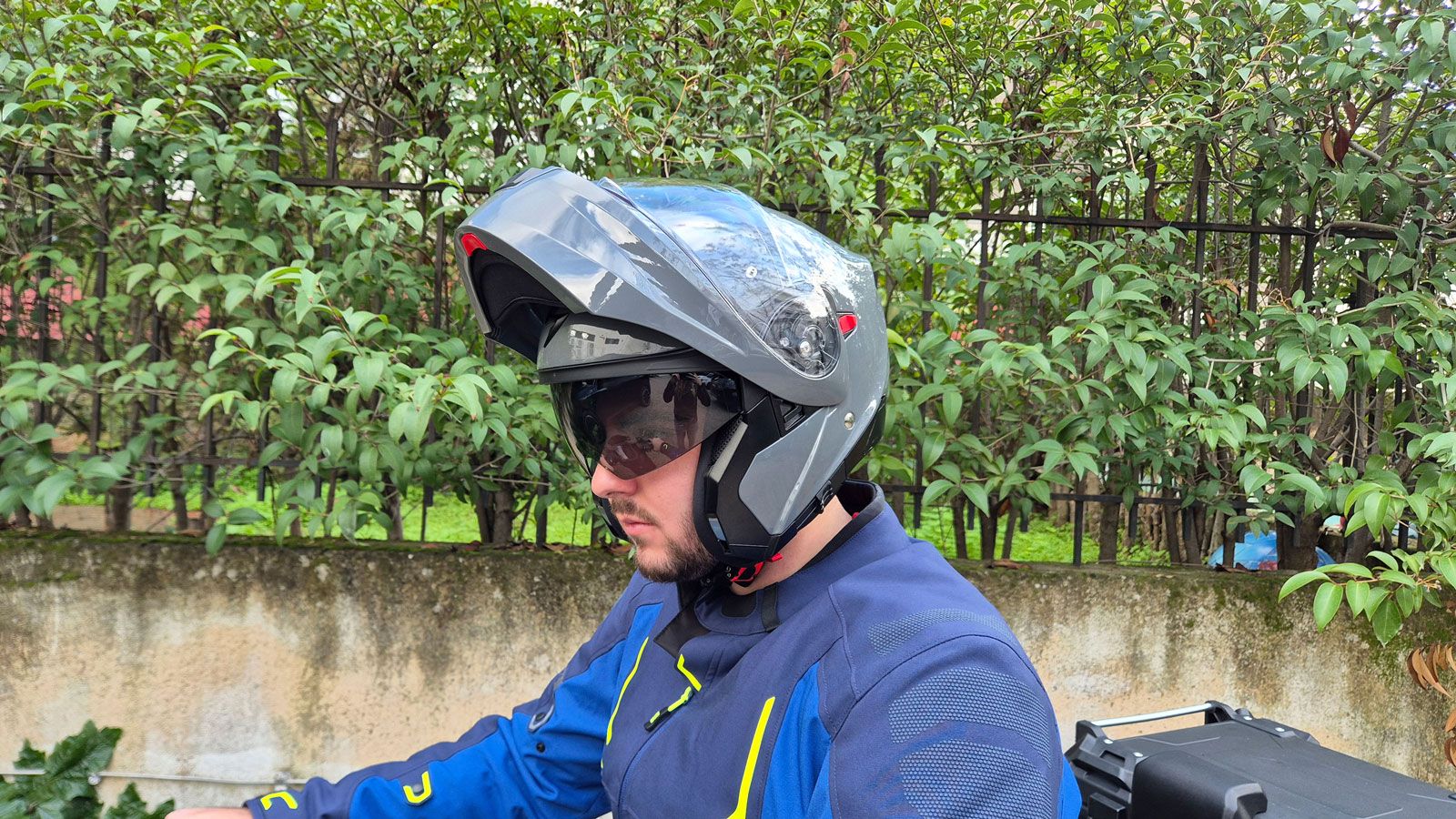 Το Scorpion Exo 930 Evo είναι ένα ανοιγόμενο κράνος με πολυκαρβονικό κέλυφος και εξαιρετικά χαρακτηριστικά για την τιμή του.