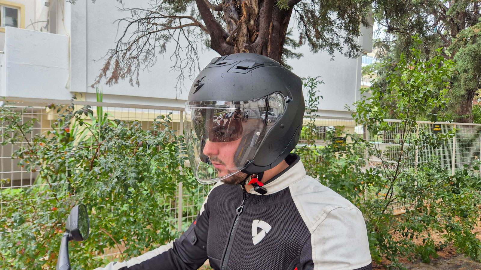 Το Scorpion-Exo Z1 είναι ένα ποιοτικό Jet κράνος με σπορ εμφάνιση και αντιβακτηριδιακή επένδυση.