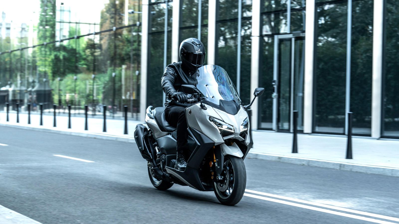 Η βασική έκδοση TMAX διατηρεί ήδη πολύ υψηλό επίπεδο εξοπλισμού, όμως η έκδοση Tech MAX έρχεται να προσθέσει ακόμη περισσότερα στοιχεία άνεσης και τεχ