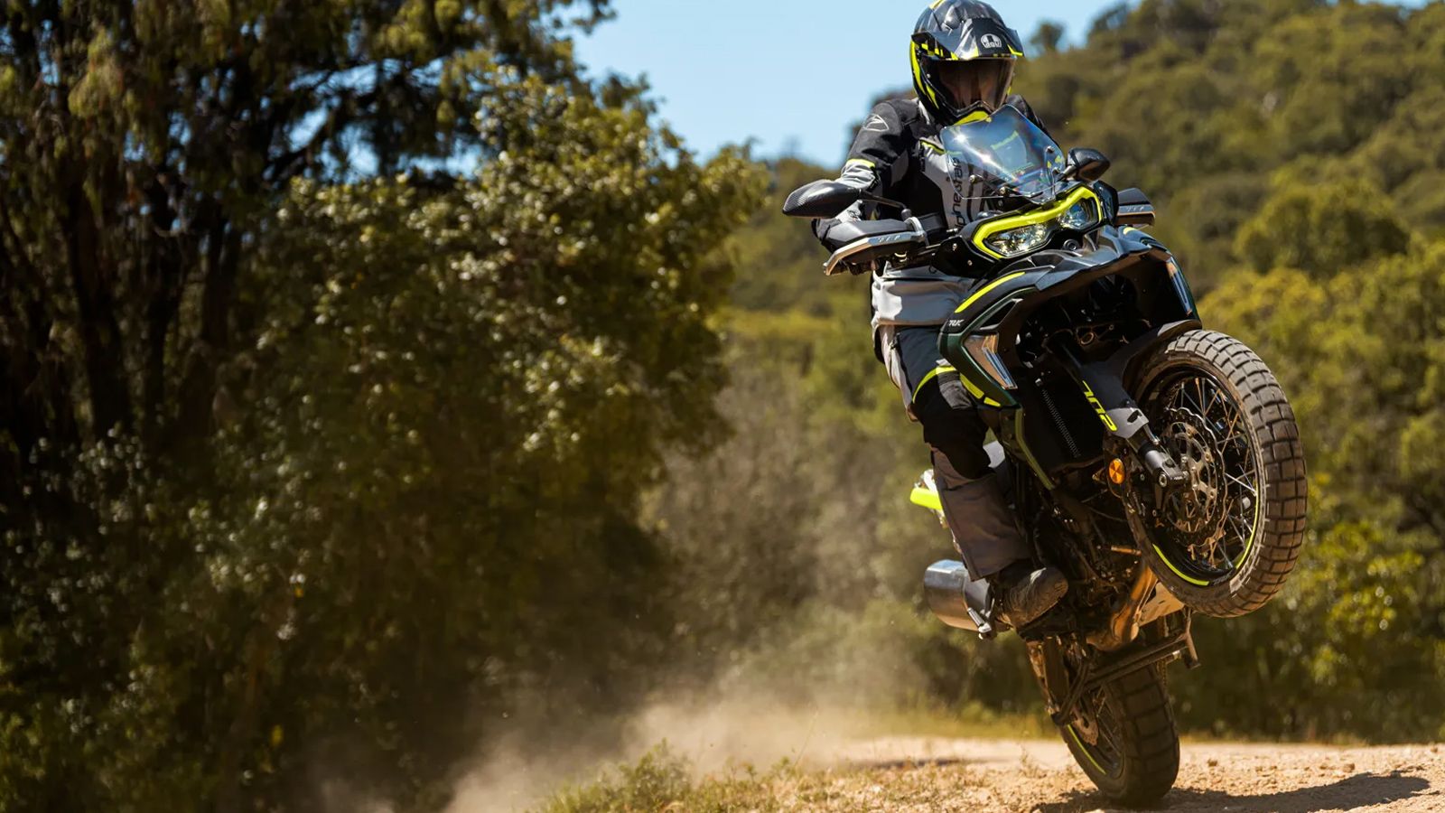 Με στάνταρ εξοπλισμό που περιλαμβάνει θερμαινόμενα γκριπ και σέλα, προστατευτικά κάγκελα κινητήρα, ποδιά, ψηλό ανεμοθώρακα και σχάρα για βαλίτσα, η μο