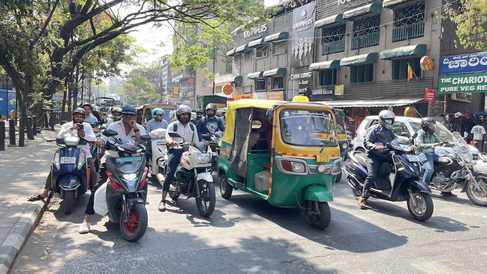 Η συνεχής επεξεργασία πληροφοριών σε τέτοια περιβάλλοντα οδηγεί σε γνωστική κόπωση. Ο εγκέφαλος καλείται να υπολογίζει ταχύτητες, αποστάσεις, απρόβλεπ