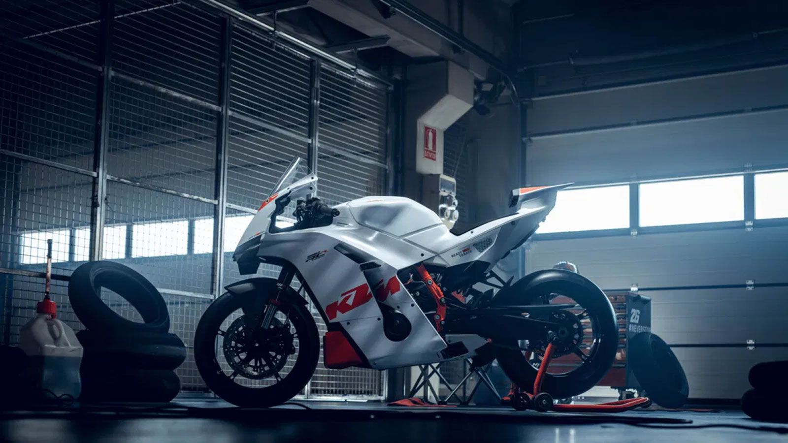 Η KTM παρουσιάζει επίσημα την KTM 990 RC R Track, μια supersport σχεδιασμένη αποκλειστικά για χρήση σε πίστα. Δεν πρόκειται για μια απλή παραλλαγή της