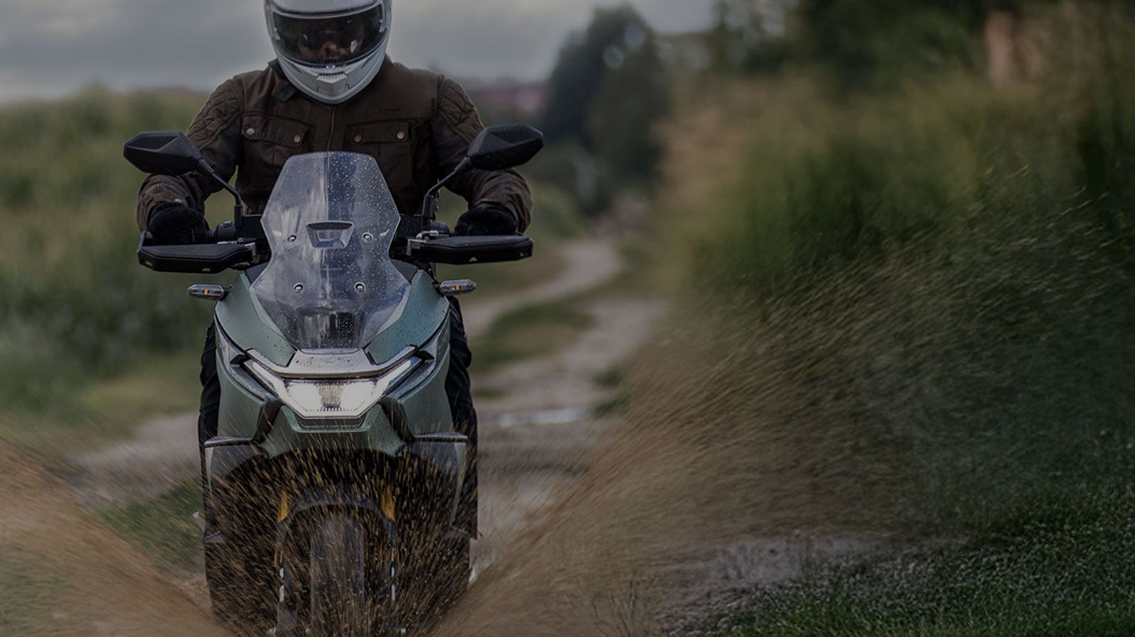 Adventure σχεδίαση, bull bar και χώρο για full-face κράνος