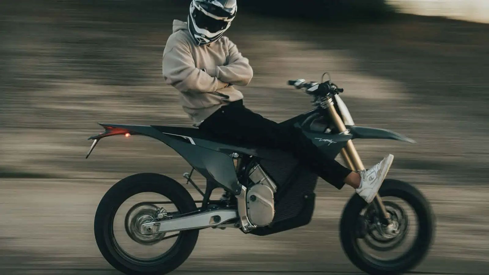 Οδηγός πάνω σε μοτοσυκλέτα κάνει συνιάλο. Stark Futures ηλεκτρική μοτοσυκλέτα.