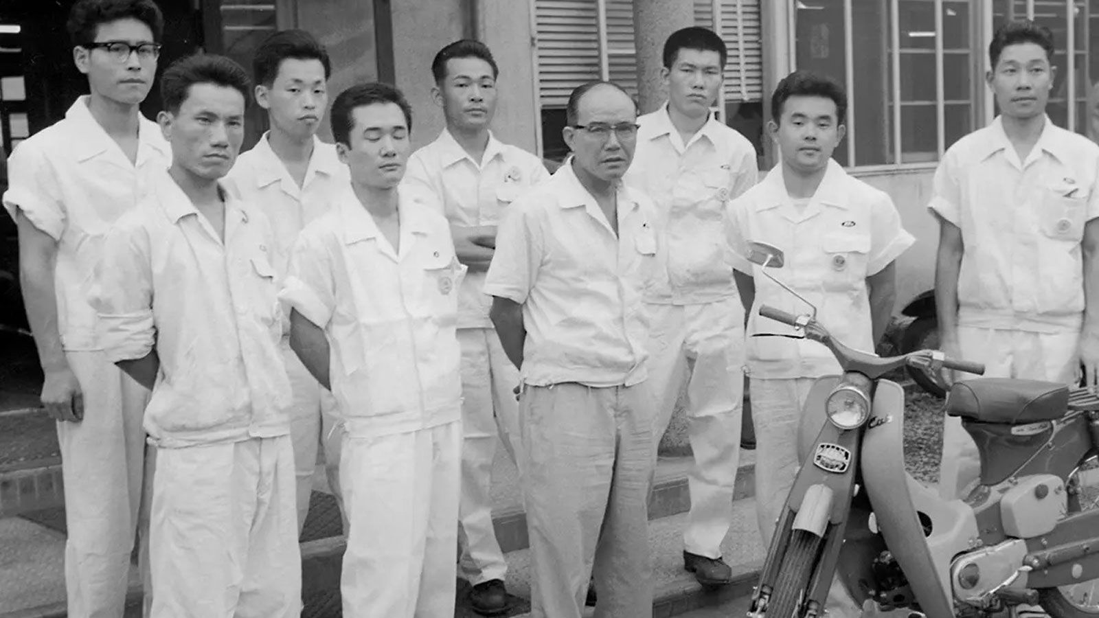 Το Honda Super Cub δεν γεννήθηκε τυχαία. Δεν ήταν ένα ακόμα μικρό παπί πόλης ούτε μια φθηνή λύση μετακίνησης για την Ιαπωνία του μεταπολέμου. Ήταν η α