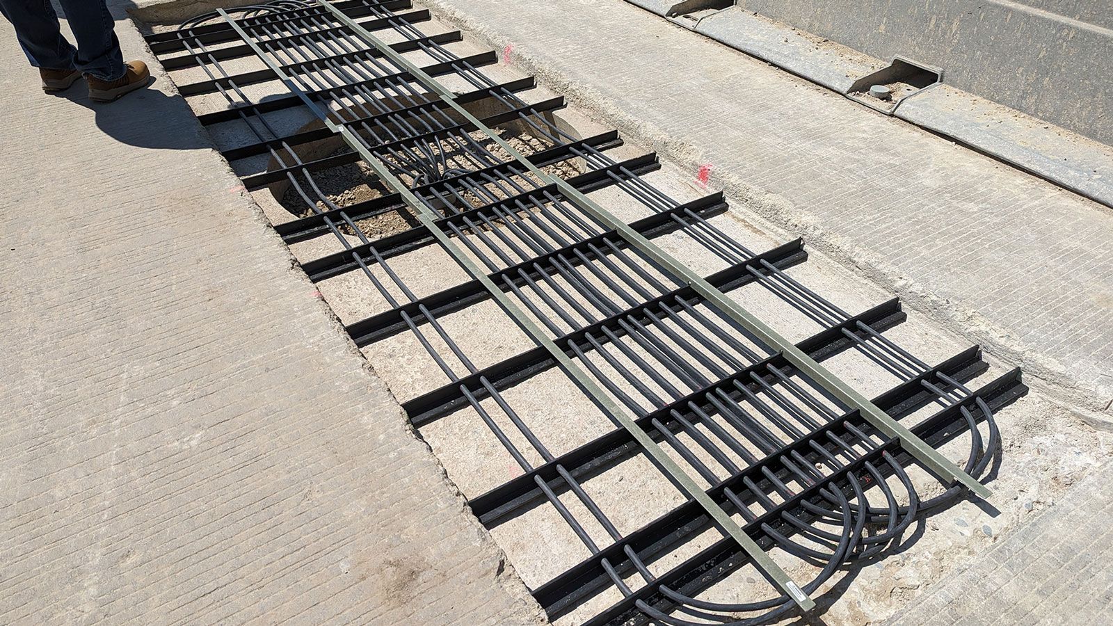 Πιλοτικό έργο επαγωγικής φόρτισης εν κινήσει χωρίς καλώδια. Ενσωματωμένες φωτοβολταϊκές επιφάνειες που φορτίζουν εν κινήση.