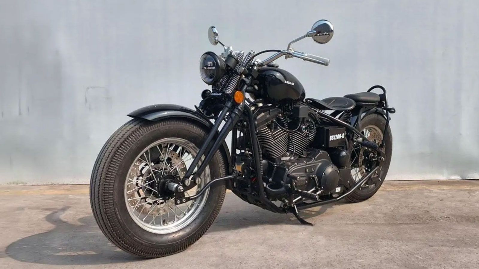 Η νέα μοτοσυκλέτα, με κωδική ονομασία BS1200-G, βασίζεται σε hardtail φιλοσοφία και χρησιμοποιεί V-Twin κινητήρα 1.200 κ.εκ., ο οποίος έχει άμεση σχέσ