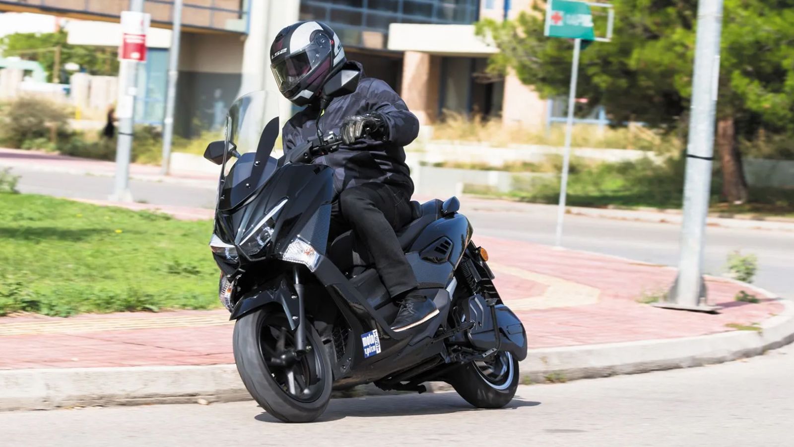Σε πραγματικές συνθήκες, η αυτονομία φτάνει έως και τα 200 χιλιόμετρα στο πρόγραμμα D1 (τελική 50χλμ/ώρα), τα 158 χλμ στο D2 (τελική 80χλμ/ώρα) και στ
