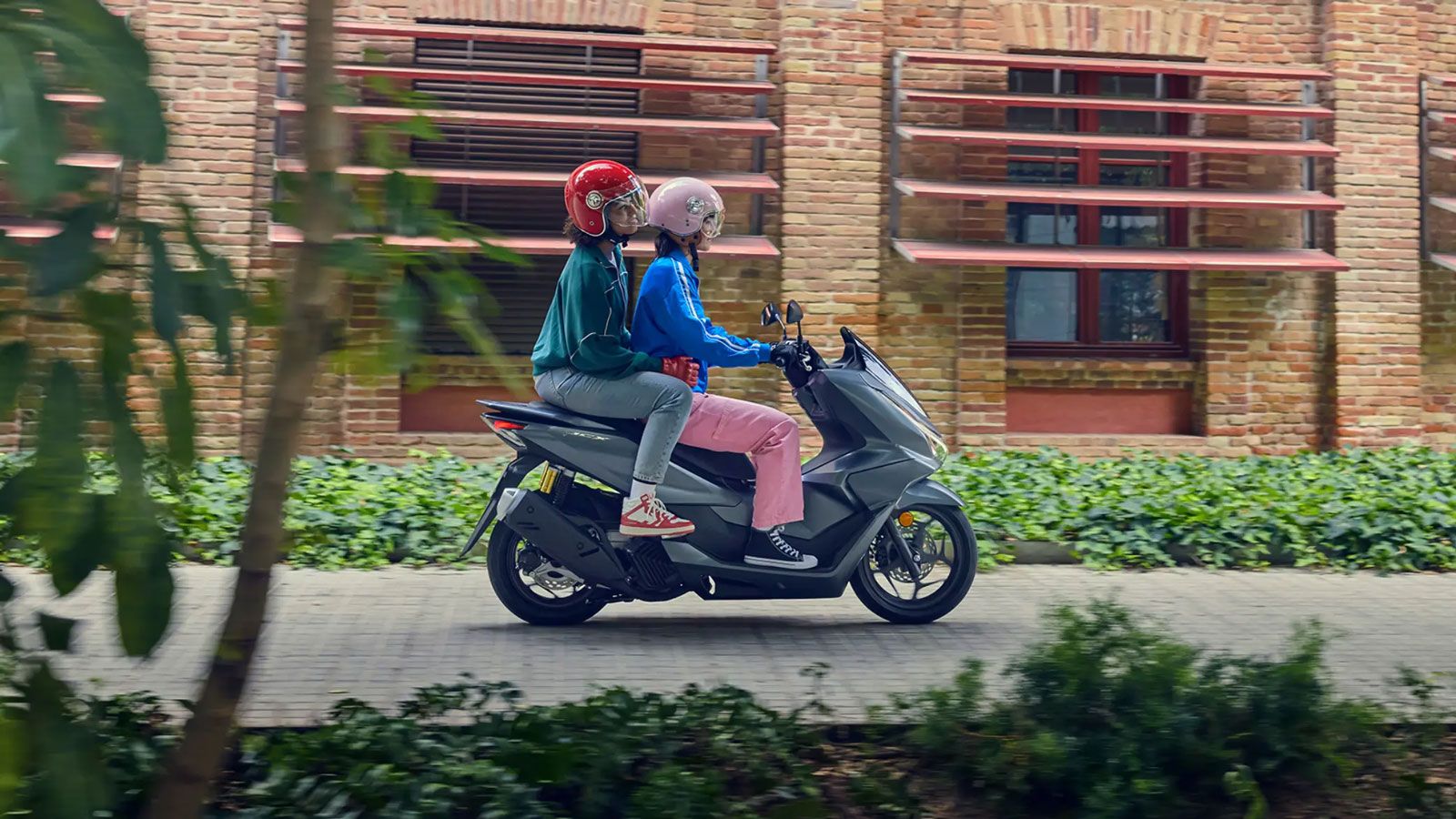 Honda PCX: Αυτή είναι η σημαντική διαφορά της έκδοσης DX