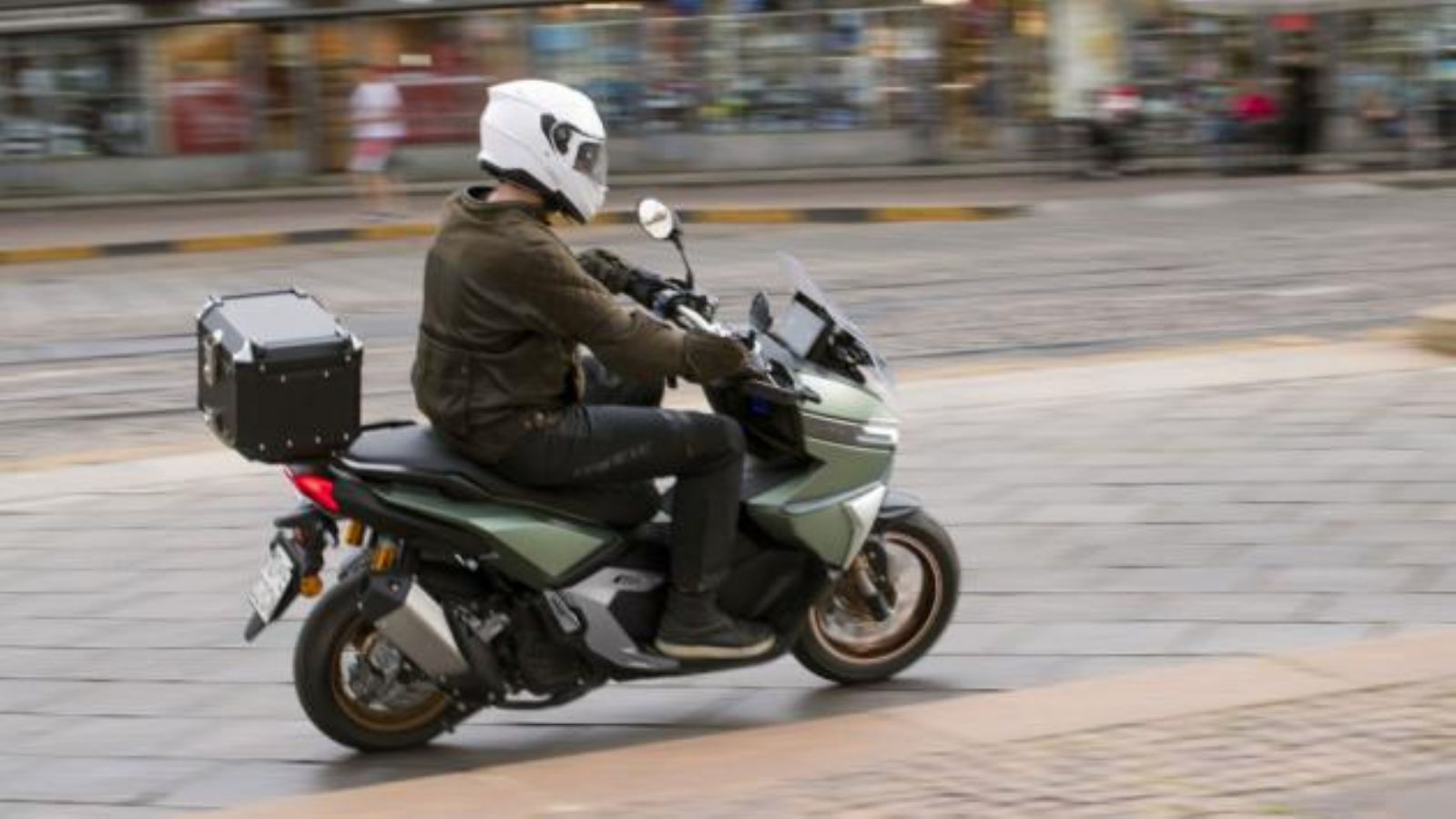 Panthette 125/300:Πόσα scooter ξέρεις με κάμερα και θερμαινόμενα σε τέτοια τιμή;