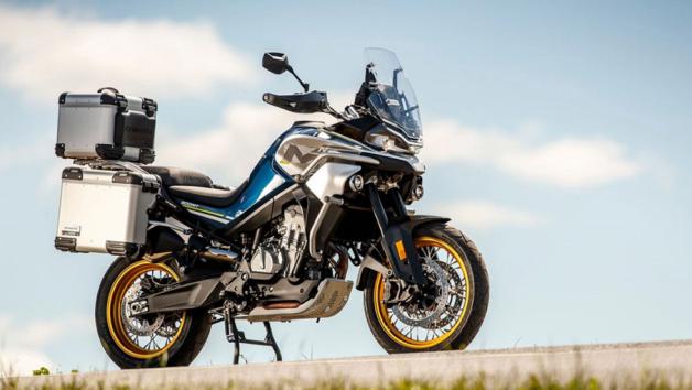 CFMOTO 800MT Touring από 9.990 ευρώ με δώρο πλαϊνές βαλίτσες και T-Box. 