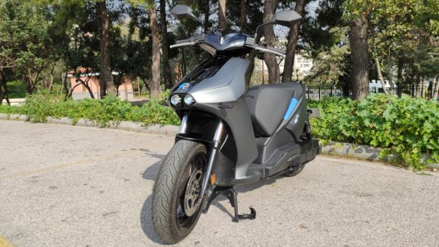 Παραλάβαμε το Ray 7.7, το ισχυρότερο ηλεκτρικό scooter της αγοράς 