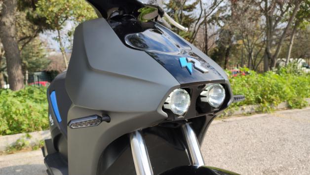 Παραλάβαμε το Ray 7.7, το ισχυρότερο ηλεκτρικό scooter της αγοράς 