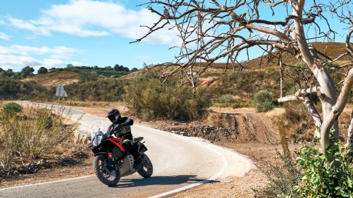 KTM 790 Adventure: Ανανέωση για το 2025 με αναβαθμισμένο κινητήρα και νέες αναρτήσεις 