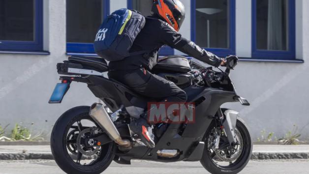 Πλησιάζει στην παραγωγή το Supersport 990RC R της KTM 