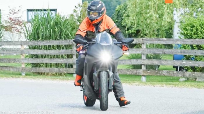 KTM RC 390: Ο φακός την «τσάκωσε» πιο επιθετική με καινούργια εξάτμιση και φαίρινγκ 