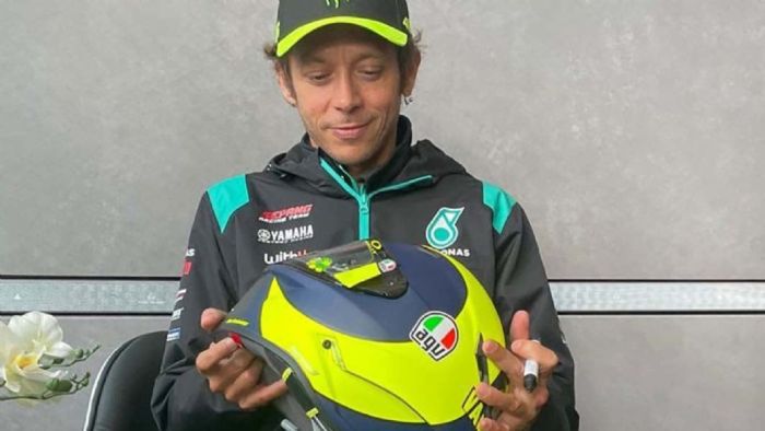 Το κράνος του Valentino Rossi ανάσα ανακούφισης για τους πλημμυροπαθείς 