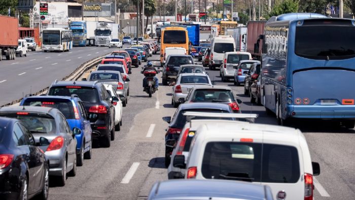 100 ώρες το χρόνο χαμένες πίσω από το τιμόνι. Η λύση: πάρε μηχανή. 