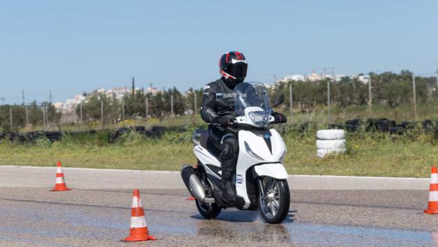 Mega Test ελαστικών scooter: Δοκιμάζουμε 4 Best seller σε στεγνό και βρεγμένο  