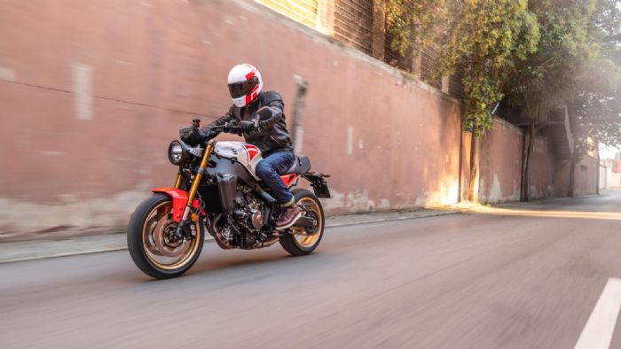 Yamaha XSR 900: Με καινούργια οθόνη και σέλα για το 2025 