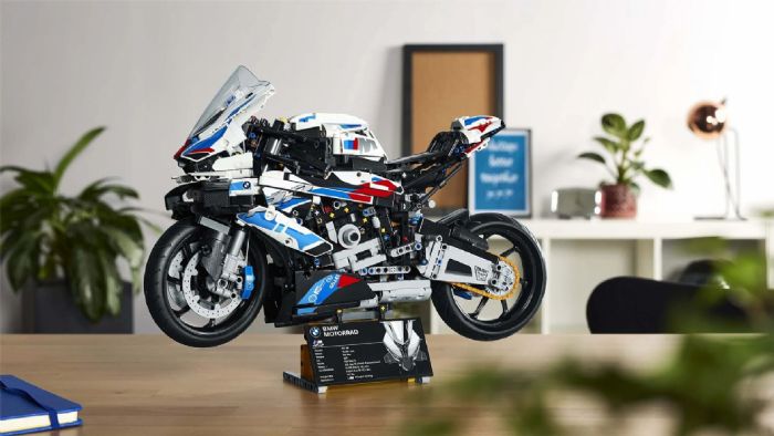 H BMW M1000RR της Lego, συναρμολογημένη. 