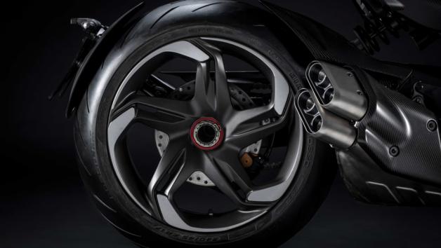 Ducati και Bentley δημιουργούν ένα ξεχωριστό Diavel V4 