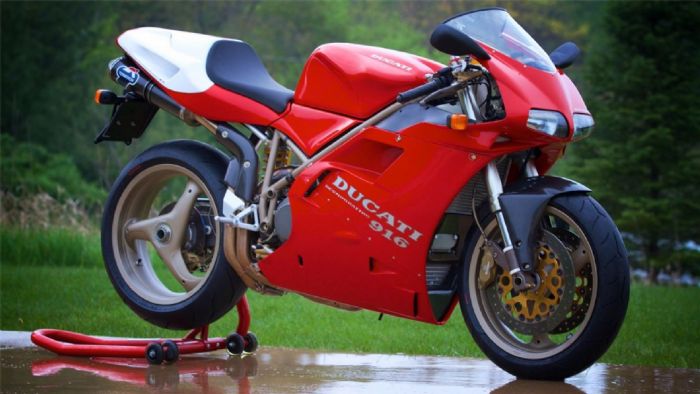 H Ducati 916, στην όψη που αναδεικνύει το μονόμπρατσο ψαλίδι της. 