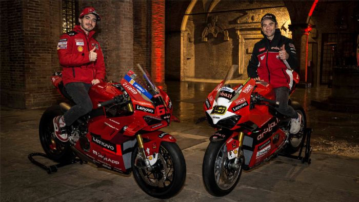 Από αριστερά, οι Francesco Bagnaia και Alvaro Bautista, στις ανάλογες Panigale V4 replica.