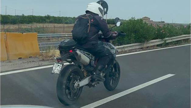 Η νέα μονοκύλινδρη Ducati...πιάστηκε στο δρόμο 