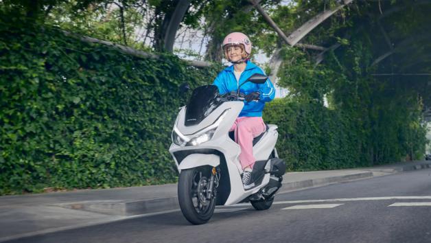 Honda PCX 125 DX: Με νέες αναρτήσεις, φρένα και εξοπλισμό, πάει για την πρωτιά και το 2025 