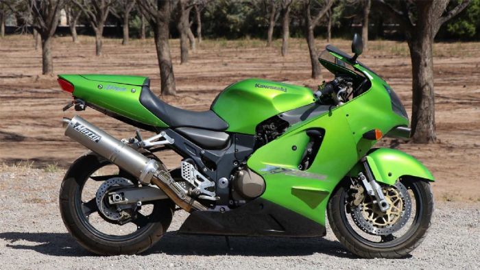 Μία Kawasaki ZX-12R σε χαρακτηριστική πράσινη απόχρωση.