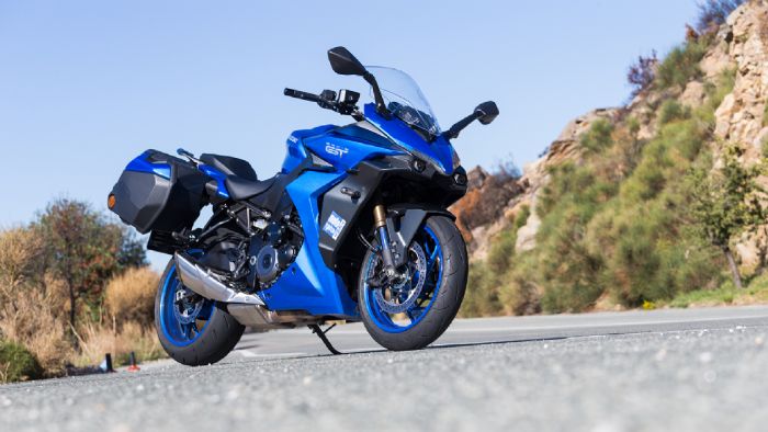 Η δυναμική μορφή του GSX-S1000GT ξεφεύγει από κάθε νόρμα της Suzuki και θα προκαλέσει συζητήσεις. Δεν είναι παράταιρες οι βαλίτσες, οι τεράστιοι καθρέπτες χρησιμεύουν και ως «μπούσουλας», όταν κινείσα