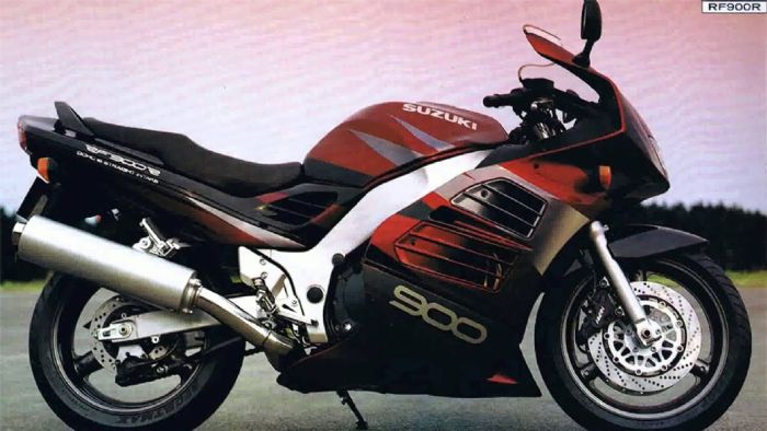 Μία Suzuki RF900, με τις χαρακτηριστικές της γρίλιες στο πλαϊνό φέρινγκ. 