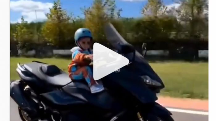 Μωρό οδηγάει TMAX. Μα είναι δυνατόν; (video) 