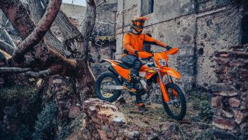 KTM Enduro 2026: Έρχονται επτά νέα μοντέλα με δίχρονους και τετράχρονους κινητήρες KTM Enduro 2026: Έρχονται επτά νέα μοντέλα με δίχρονους και τετράχρονους κινητήρες