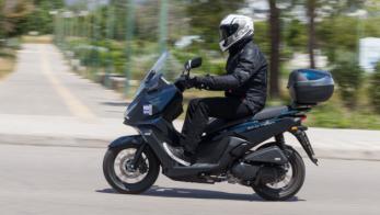 Kymco Skytown 125: Με 11,2 ίππους, χώρο για full-face κράνος στη σέλα και δώρο Top-Case Kymco Skytown 125: Με 11,2 ίππους, χώρο για full-face κράνος στη σέλα και δώρο Top-Case