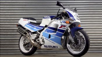 Suzuki RGV 250 Banana: Ο βασιλιάς της κόντρας και ο πόθος κάθε έφηβου των 90ς! Suzuki RGV 250 Banana: Ο βασιλιάς της κόντρας και ο πόθος κάθε έφηβου των 90ς!